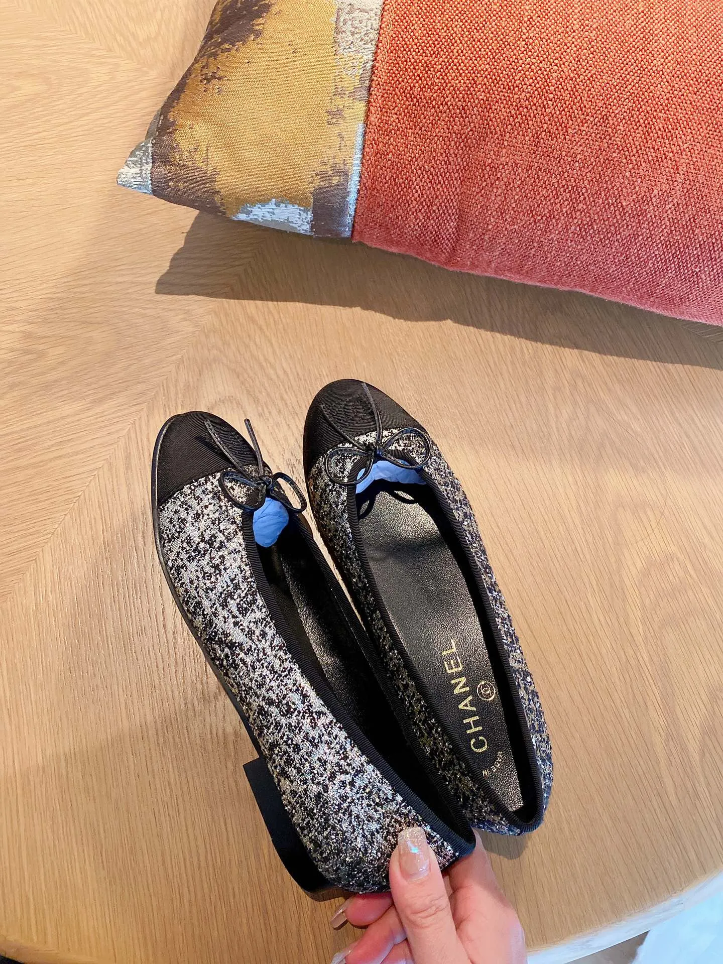 👟👟Ex-factory price 480👟👟 Chanel - classic ballet shoes ⚠ Fashionable catwalk style❤M After many years, it still attracts fans... The splicing colors are mixed and matched, and the bow embellishment makes it fashionable! How to match the series to look good! Original customized wood-colored anti-leather outsole, 1.5cm square heel, regular size 34-40 (customized code 41 is non-returnable) 🎁Supporting packaging